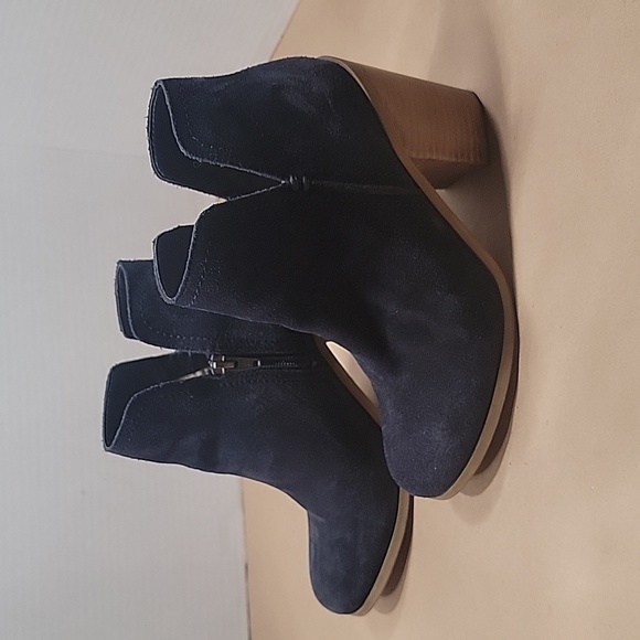 Reaction by Kenneth Cole "Kite Fly" Navy Blue Suede Booties, Size 8 - Picture 2 of 8